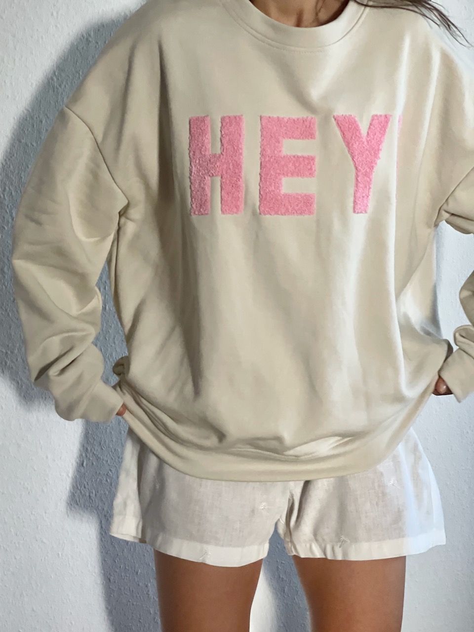 damen sweatshirt beige sweater mit hey aufdruck sweater damen beige oversized pulli damen